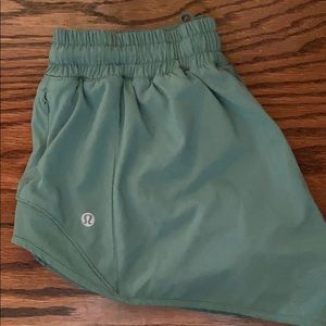 lulu lemon hottie hot shorts 2.5 inch. size 8